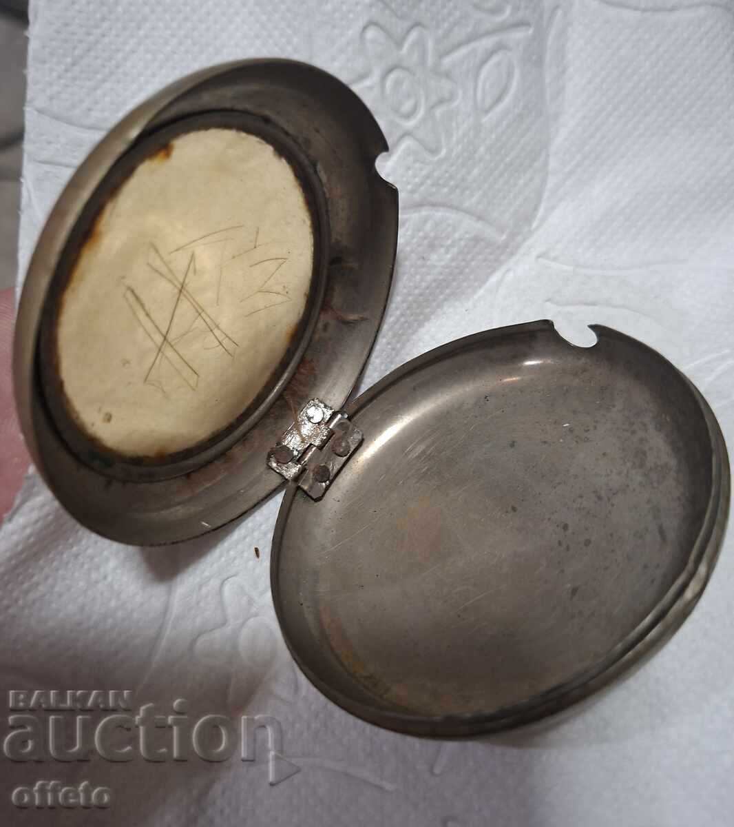 CUTIE PENTRU CEAS DE BUZUNAR cu preț € 0.01 | 0.02 BGN