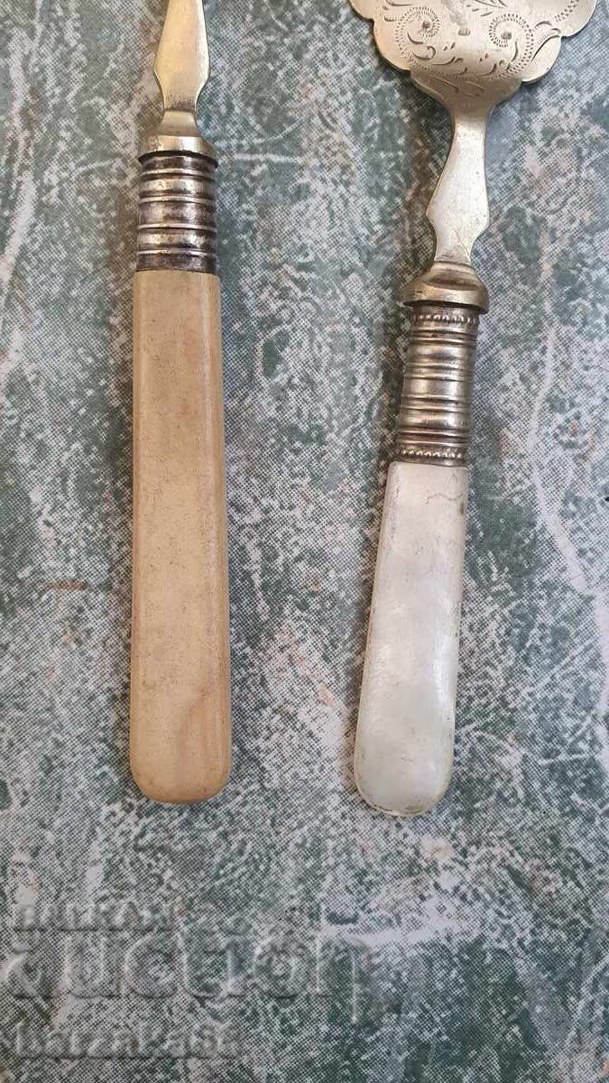 Δύο παλιά μαχαιροπήρουνα με τιμή € 5.00 | 9.78 BGN Δύο παλιά μαχαιροπήρουνα με τιμή € 5.00 | 9.78 BGN