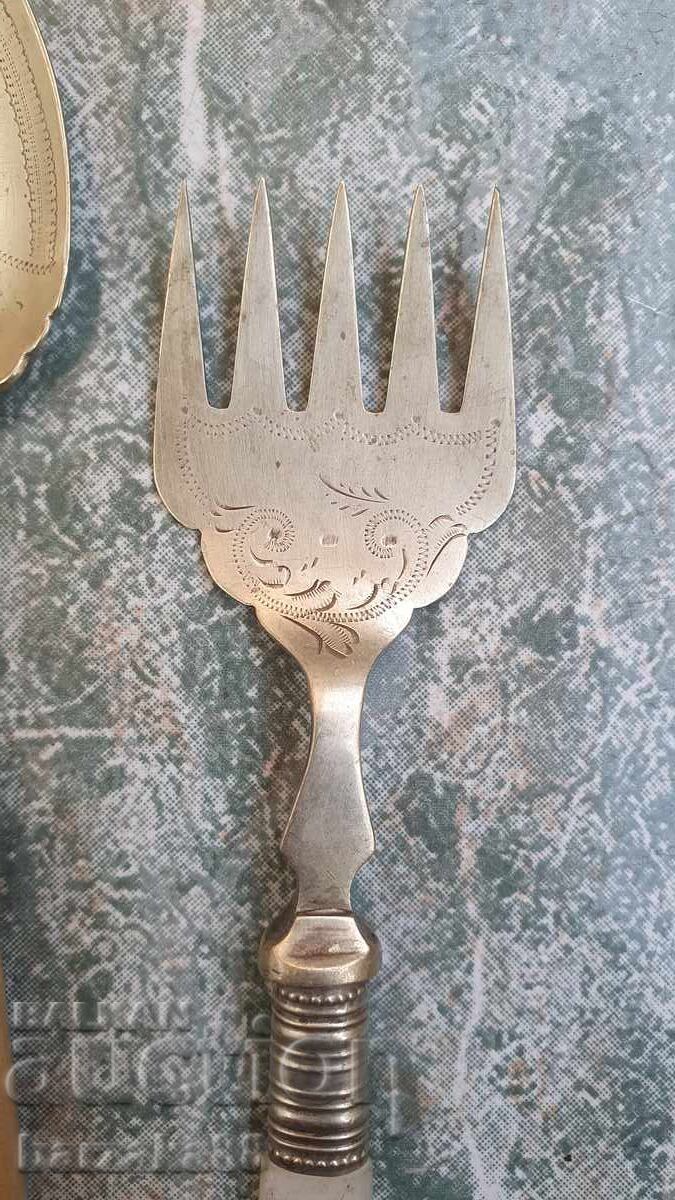 Παράδοση Δύο παλιά μαχαιροπήρουνα Παράδοση Δύο παλιά μαχαιροπήρουνα