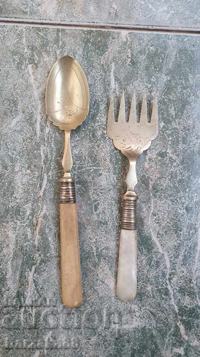 Δύο παλιά μαχαιροπήρουνα Δύο παλιά μαχαιροπήρουνα