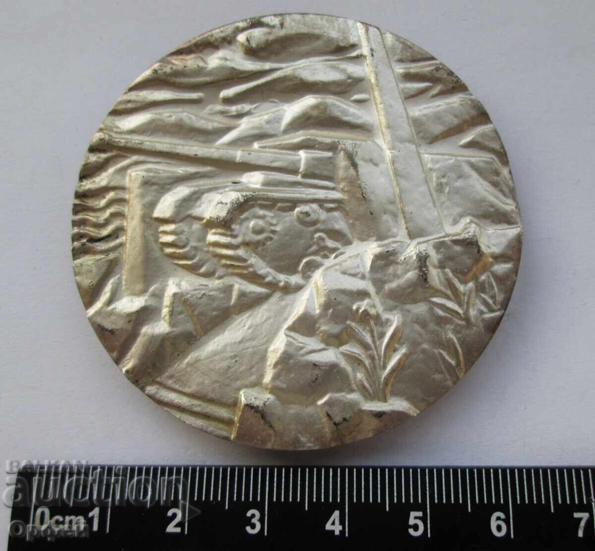 Παράδοση NRB Σοσιαλιστικά παλιά επιτραπέζια μετάλλια πλακέτες Θωρακισμένη Ταξιαρχία Β' ΠΠ Παράδοση NRB Σοσιαλιστικά παλιά επιτραπέζια μετάλλια πλακέτες Θωρακισμένη Ταξιαρχία Β' ΠΠ