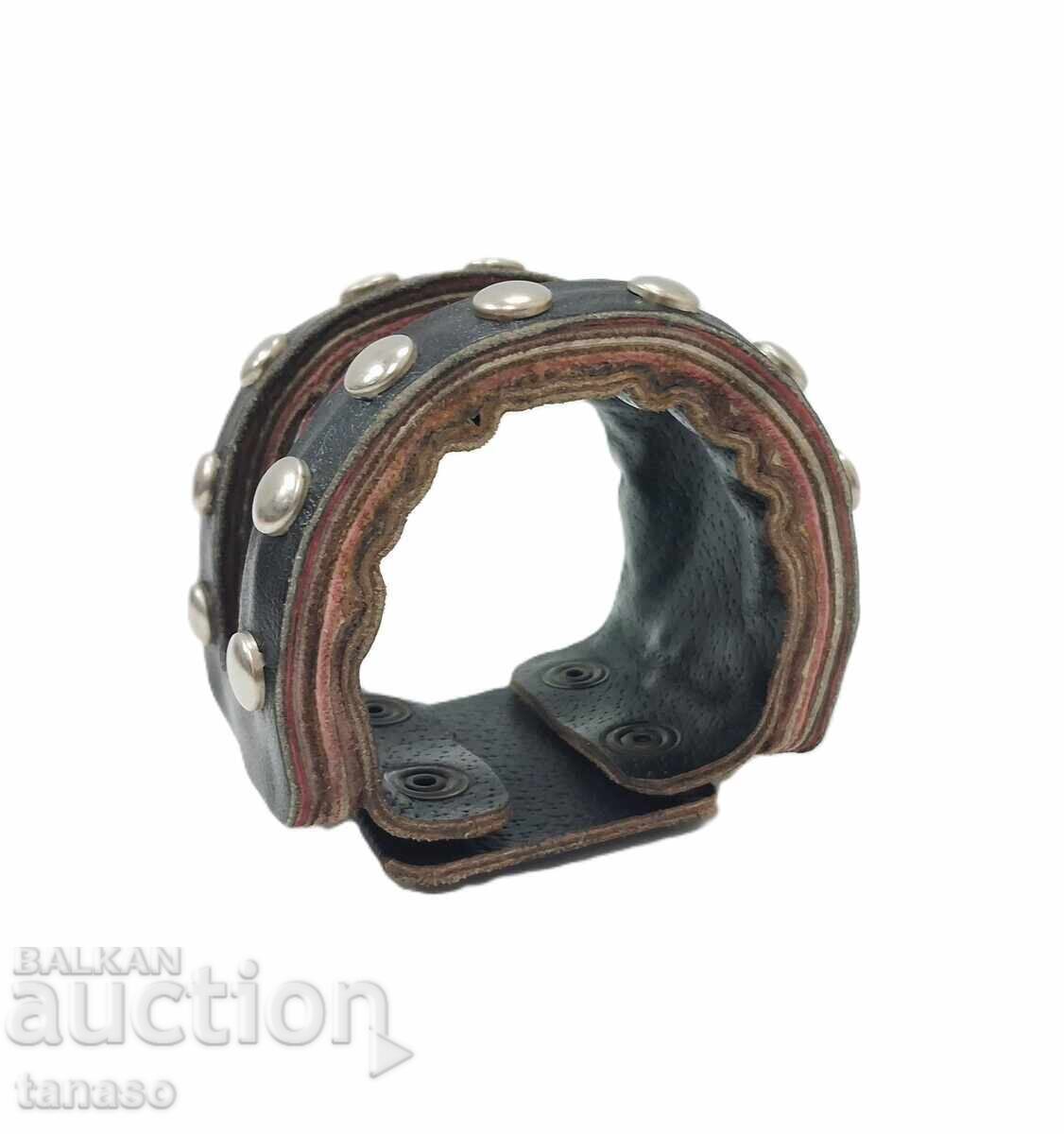 Аукцион Тъмно Кафяв Кожен Маншет в Пънк/Рок Стил, Гривна с Капси Аукцион Тъмно Кафяв Кожен Маншет в Пънк/Рок Стил, Гривна с Капси