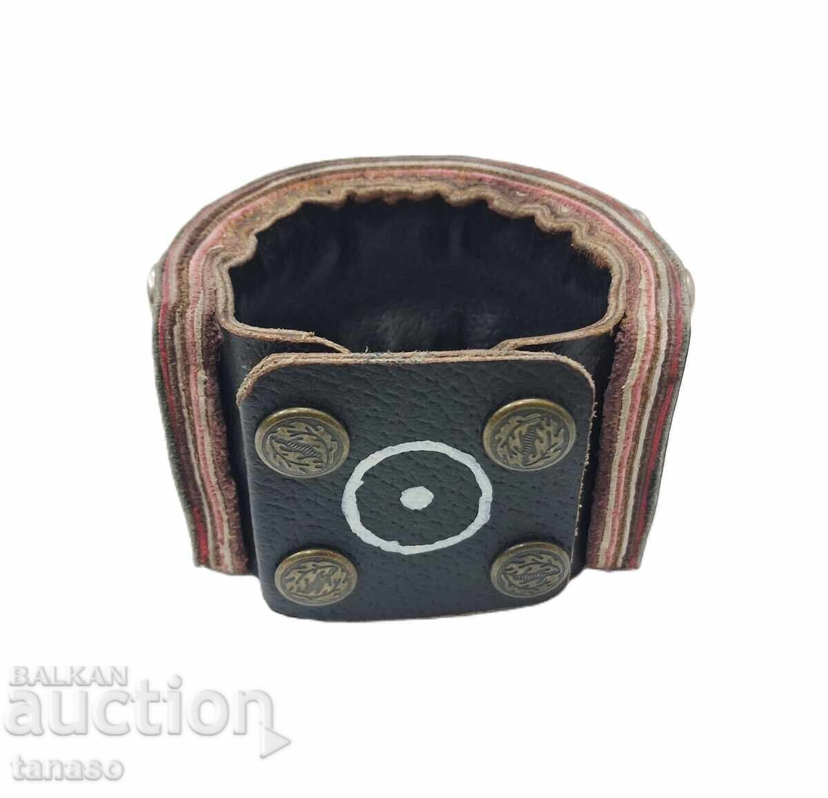 Доставка на Тъмно Кафяв Кожен Маншет в Пънк/Рок Стил, Гривна с Капси Доставка на Тъмно Кафяв Кожен Маншет в Пънк/Рок Стил, Гривна с Капси