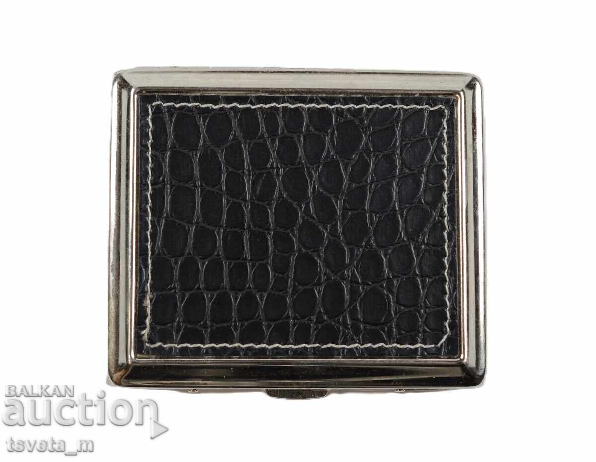 Tabacheră metalică cu piele cu preț € 4.00 | 7.82 BGN Tabacheră metalică cu piele cu preț € 4.00 | 7.82 BGN