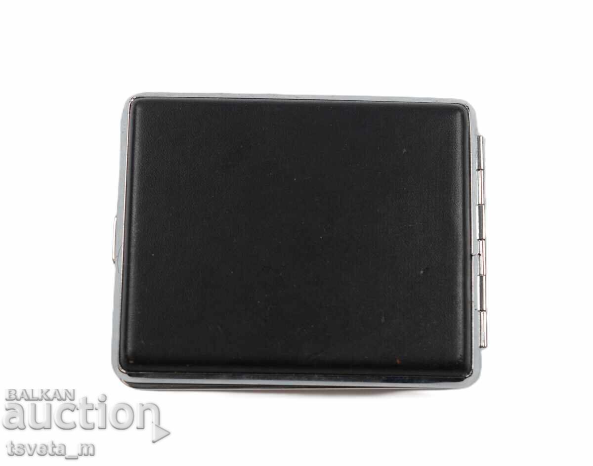 Tabacheră metalică cu piele cu preț € 3.00 | 5.87 BGN Tabacheră metalică cu piele cu preț € 3.00 | 5.87 BGN