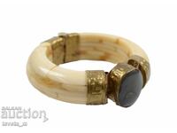 Brățară veche din os cu elemente din alamă și piatră