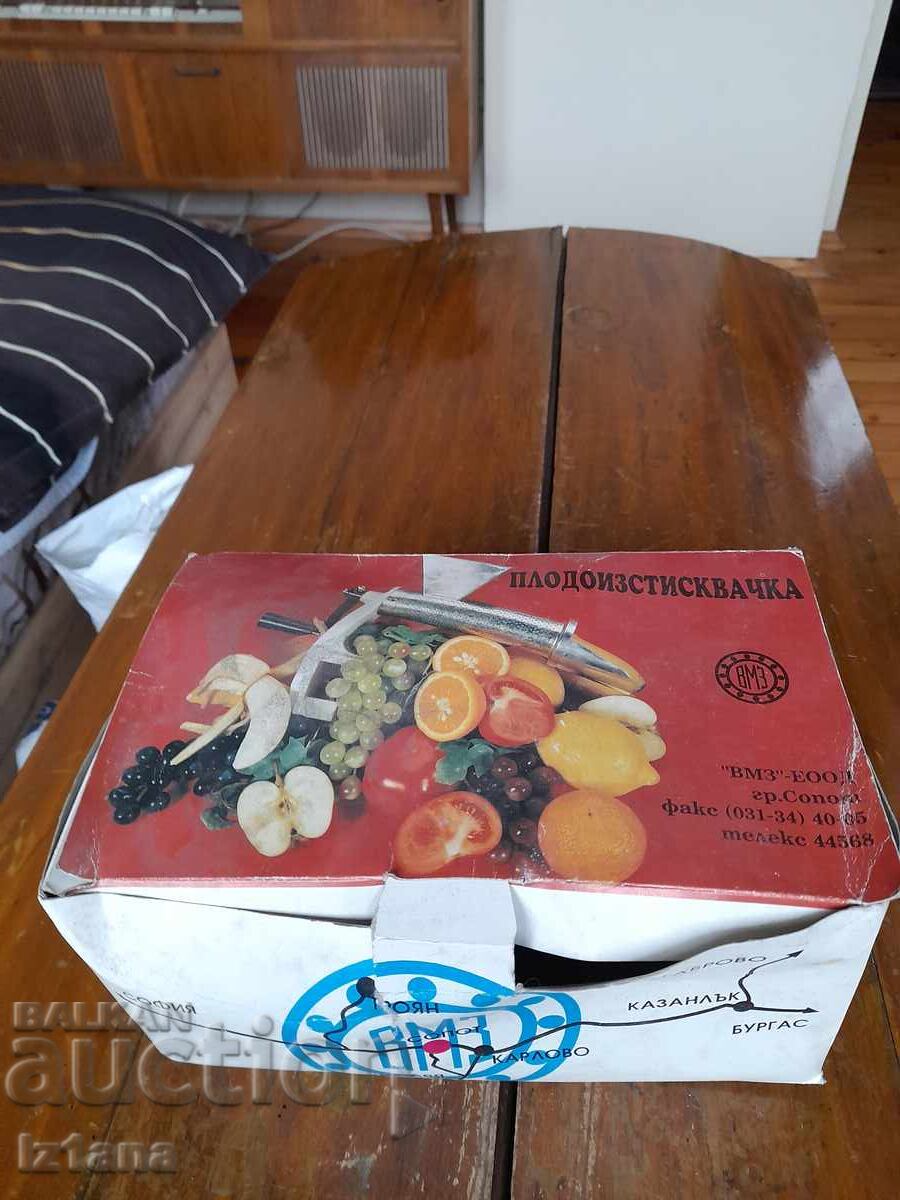 Storcator de fructe vechi, masina de tocat rosii VMZ Sopot cu preț € 22.00 | 43.03 BGN Storcator de fructe vechi, masina de tocat rosii VMZ Sopot cu preț € 22.00 | 43.03 BGN