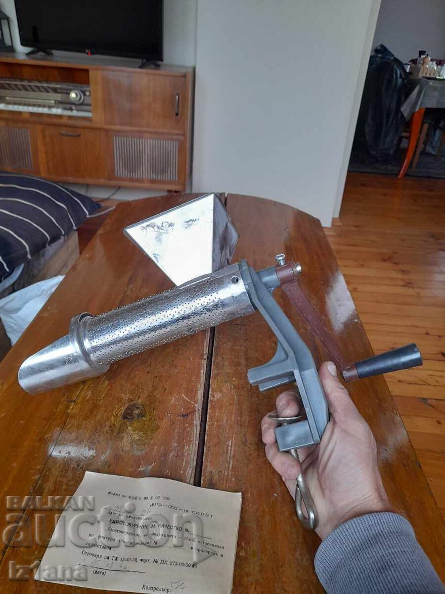 Licitație Storcator de fructe vechi, masina de tocat rosii VMZ Sopot Licitație Storcator de fructe vechi, masina de tocat rosii VMZ Sopot