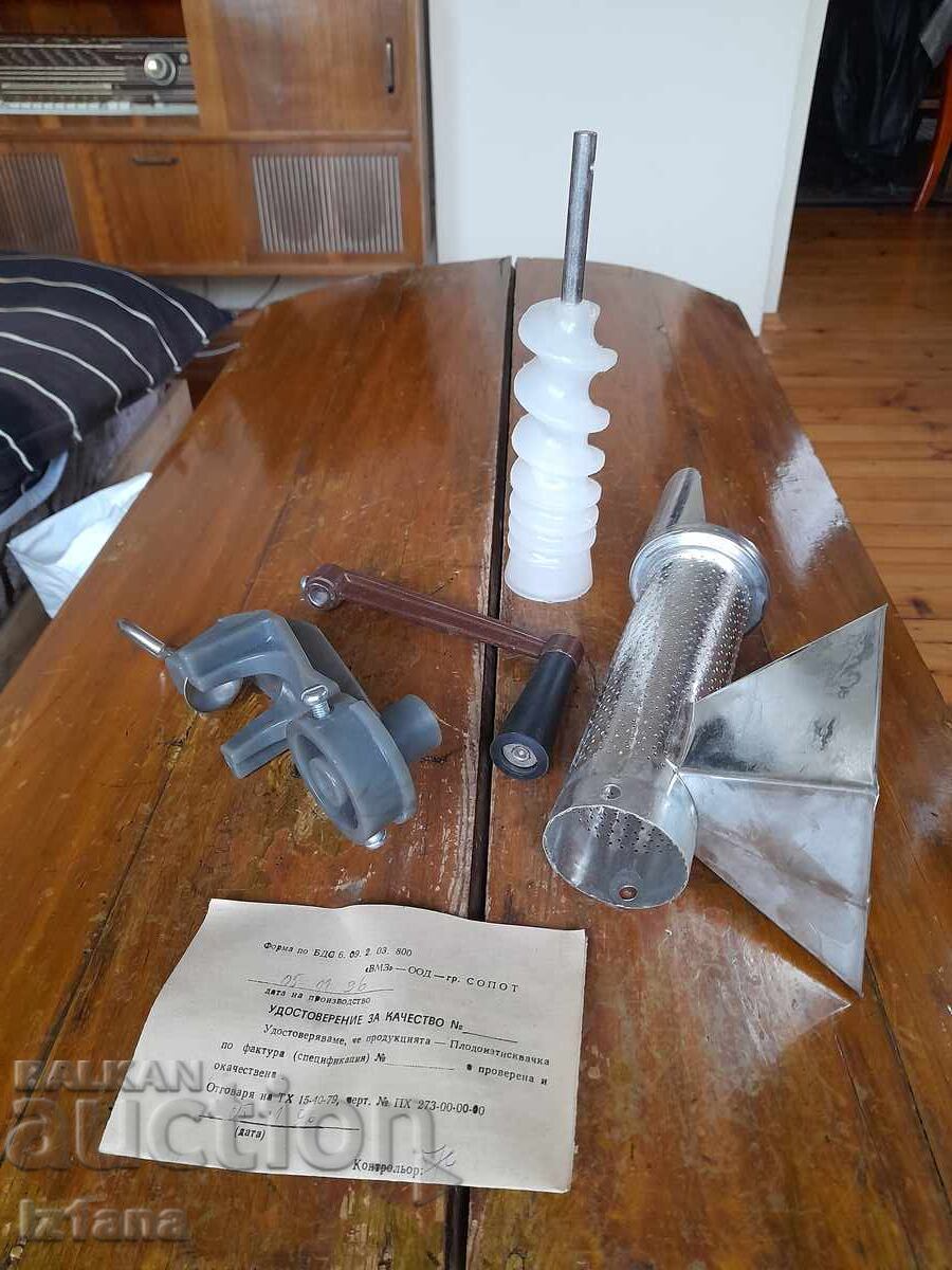 Storcator de fructe vechi, masina de tocat rosii VMZ Sopot - 5 Storcator de fructe vechi, masina de tocat rosii VMZ Sopot - 5