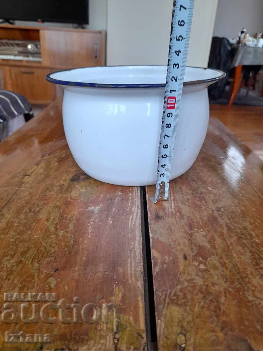 Oala veche emailata, Plinta cu preț € 27.00 | 52.81 BGN
