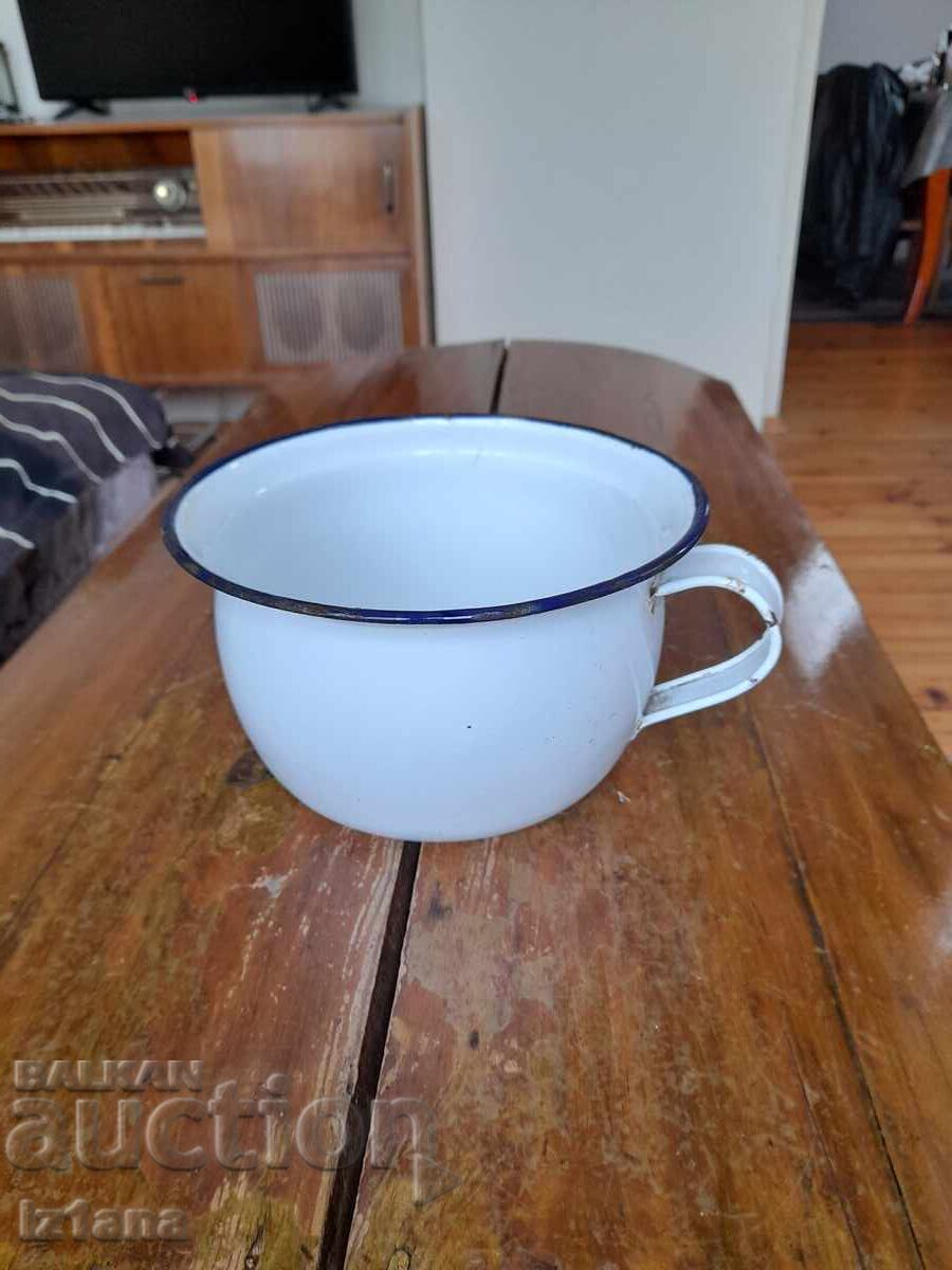 Livrarea Oala veche emailata, Plinta