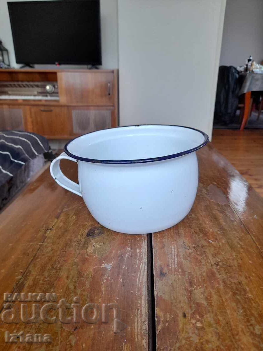 Oala veche emailata, Plinta