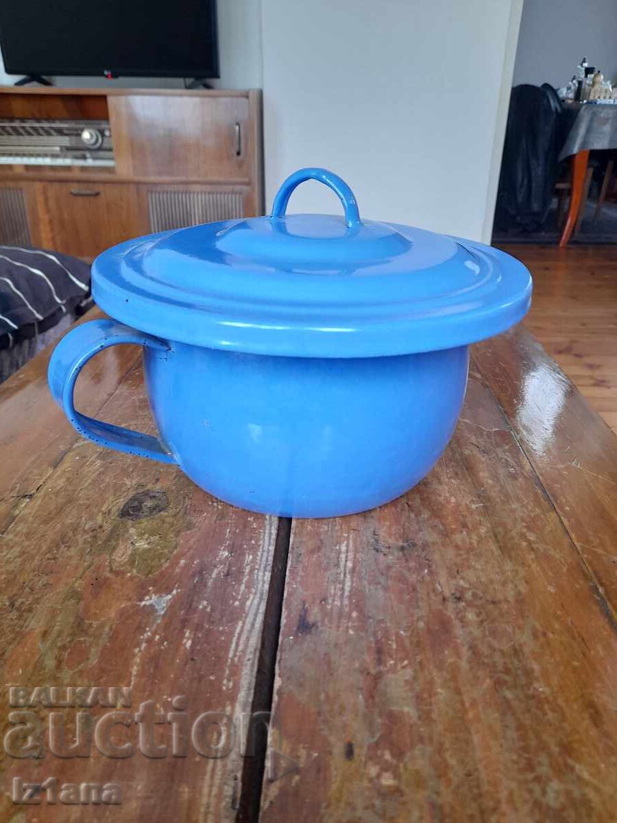 Oala veche emailata, Plinta cu preț € 38.00 | 74.32 BGN