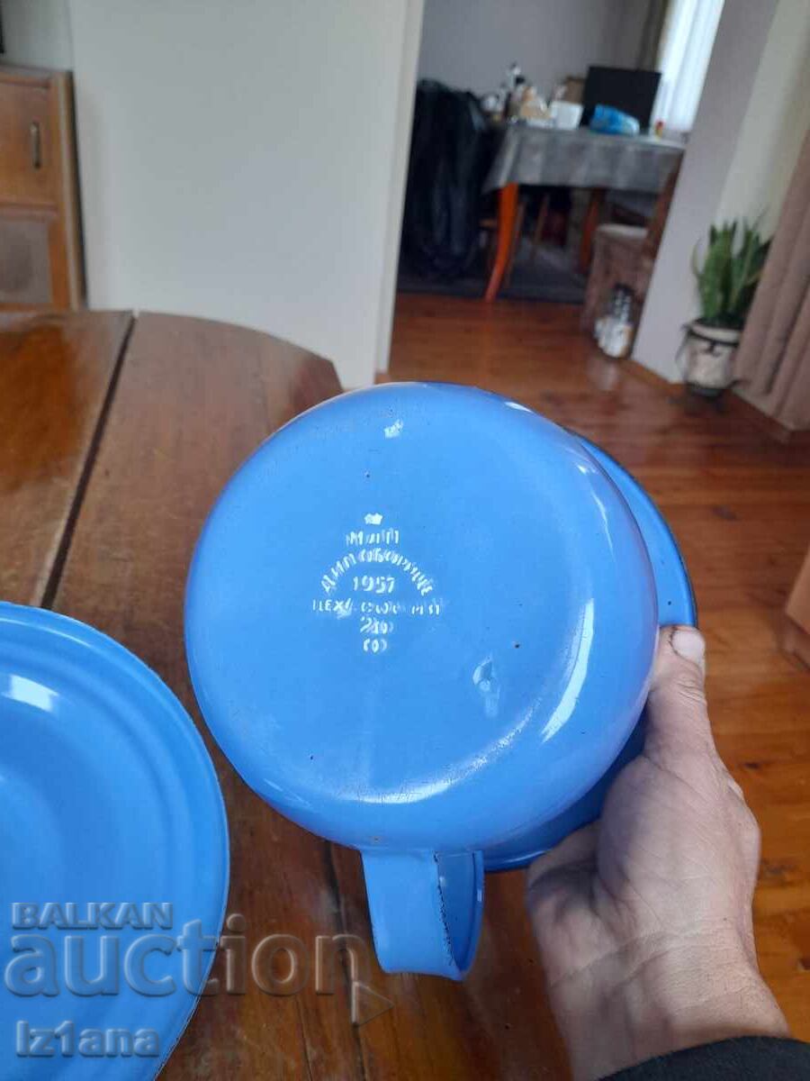 Livrarea Oala veche emailata, Plinta