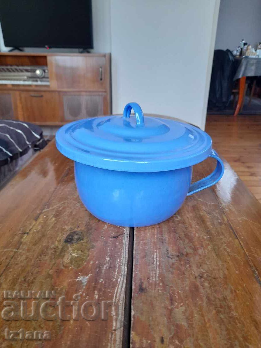 Oala veche emailata, Plinta