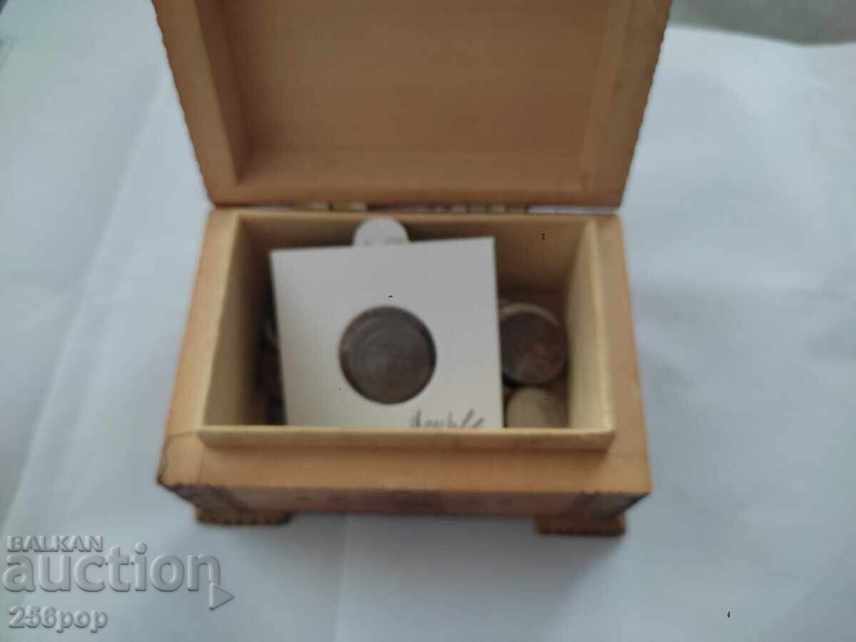 Δημοπρασία Μικρό ξύλινο κουτί με νομίσματα