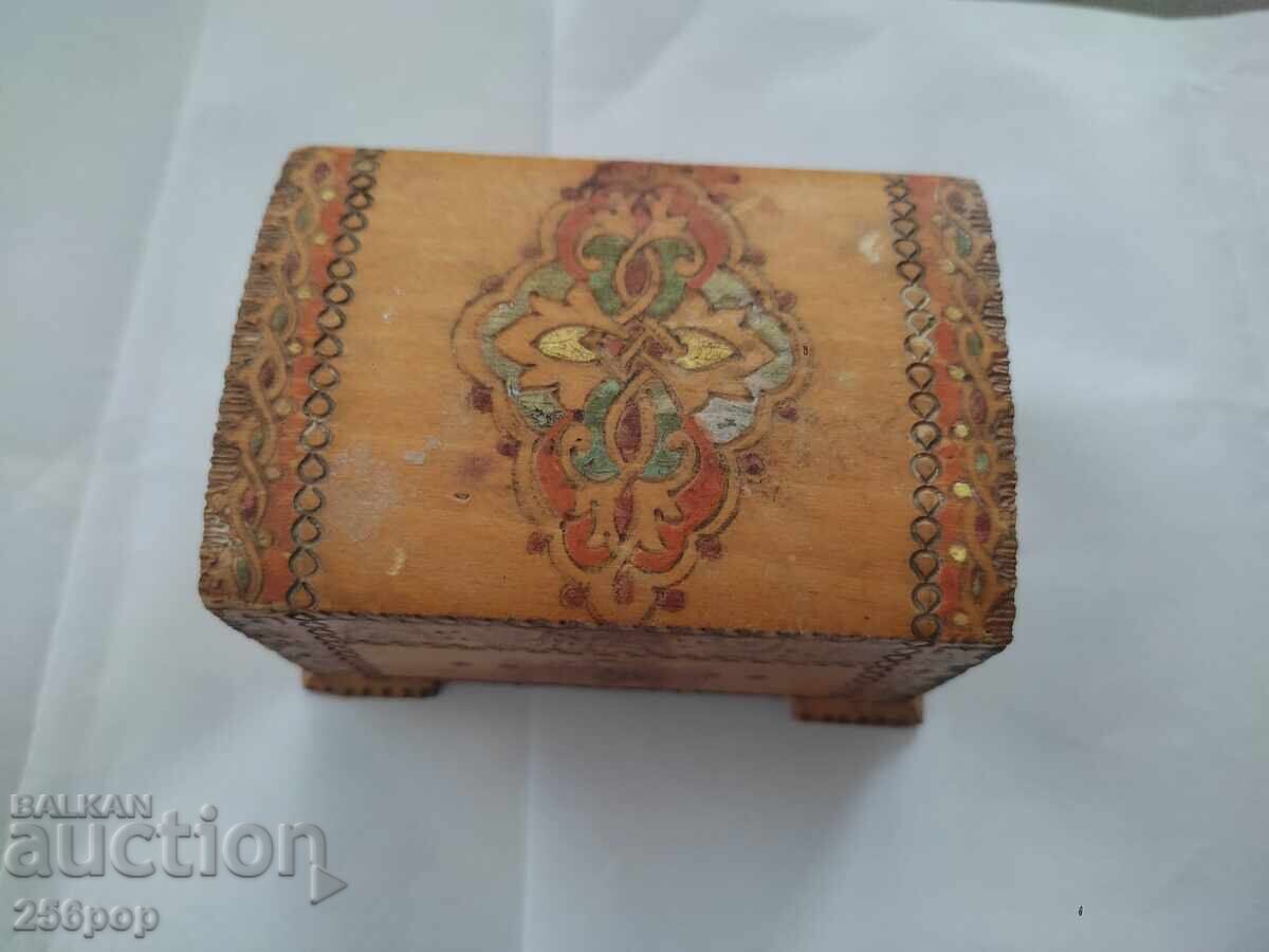 Μικρό ξύλινο κουτί με νομίσματα