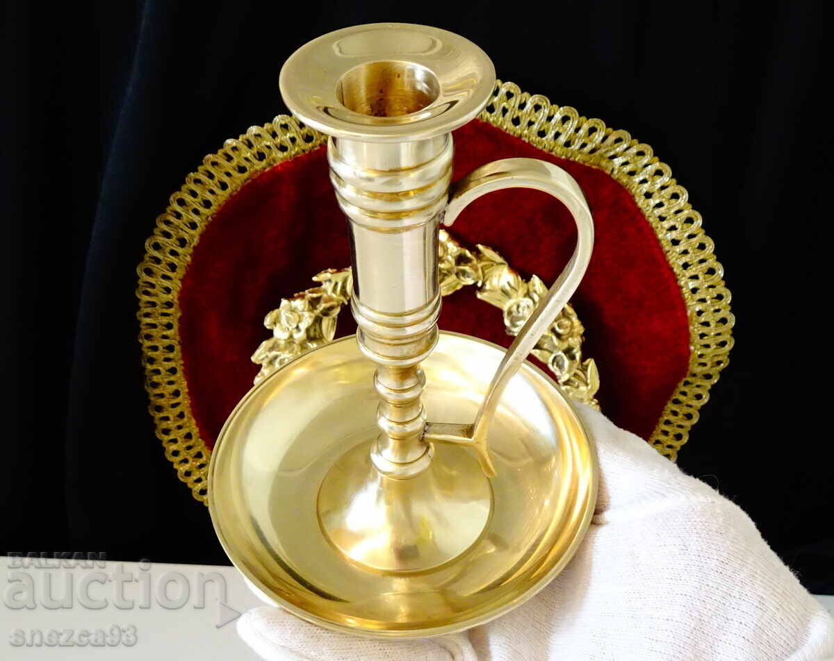 Χάλκινο κηροπήγιο με λαβή 15 εκ με τιμή € 19.00 | 37.16 BGN