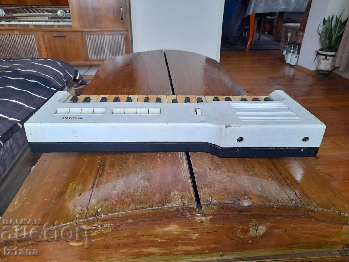 Παράδοση Παλιό συνθεσάιζερ, ηλεκτρικό πιάνο Faemi Παράδοση Παλιό συνθεσάιζερ, ηλεκτρικό πιάνο Faemi