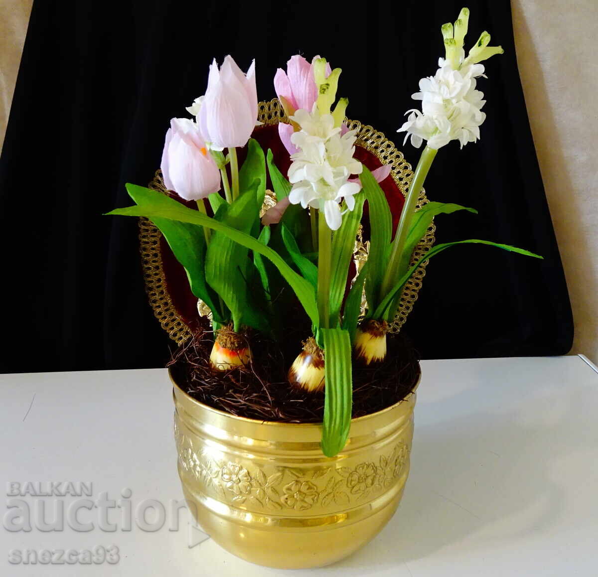 Παράδοση Επιχρυσωμένο κασπώ από ορείχαλκο με διακόσμηση από τεχνητά λουλούδια