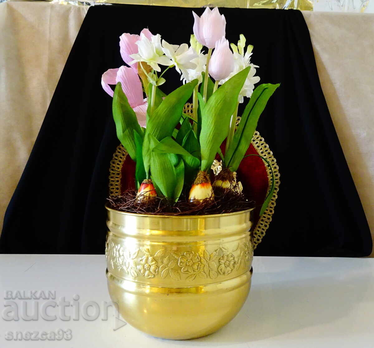 Επιχρυσωμένο κασπώ από ορείχαλκο με διακόσμηση από τεχνητά λουλούδια - 6