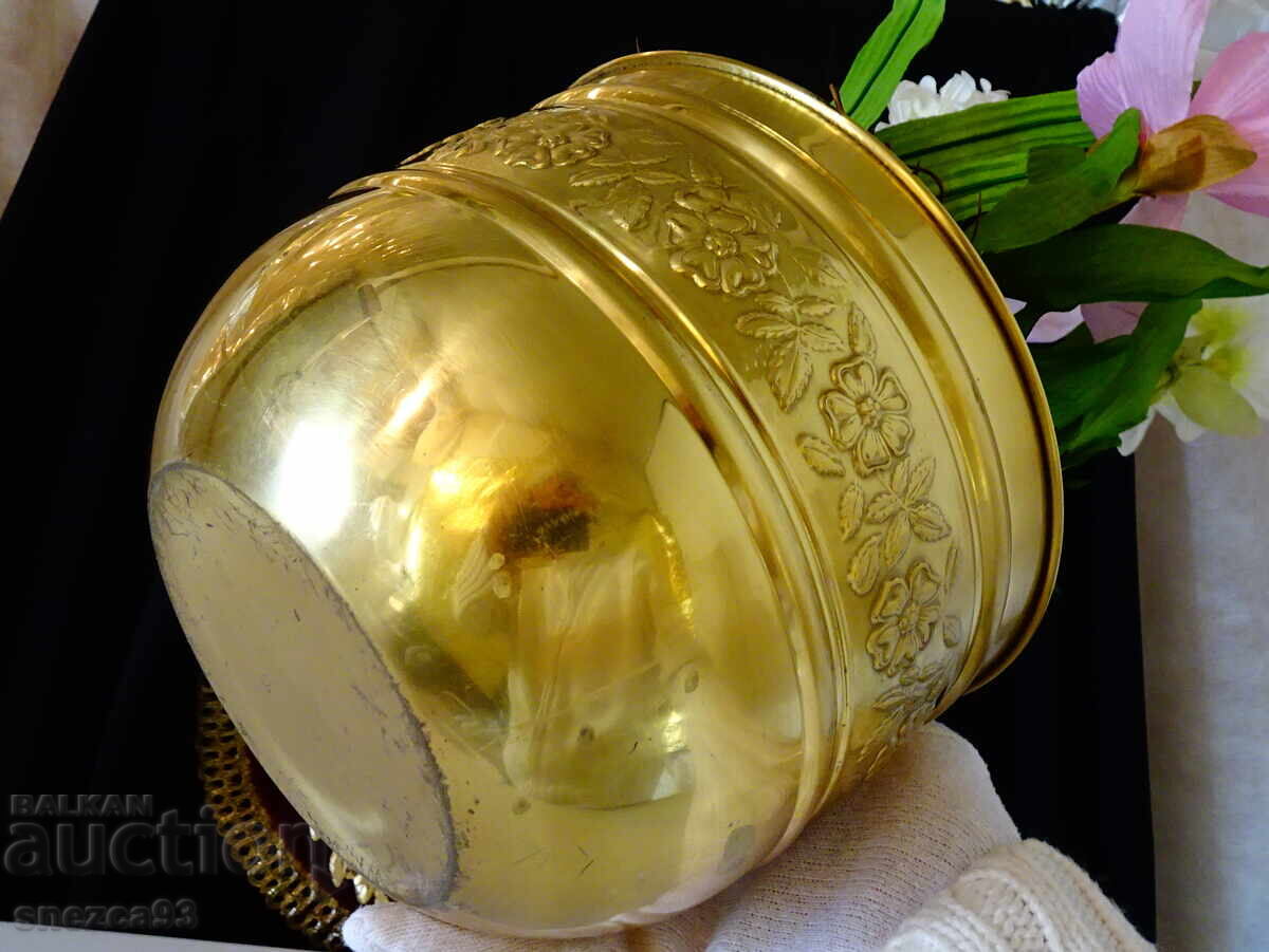 Επιχρυσωμένο κασπώ από ορείχαλκο με διακόσμηση από τεχνητά λουλούδια - 7