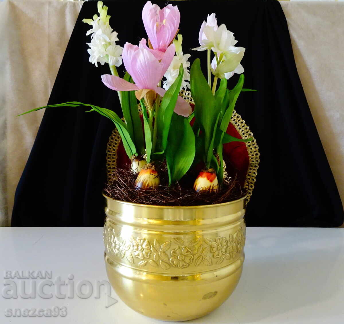 Επιχρυσωμένο κασπώ από ορείχαλκο με διακόσμηση από τεχνητά λουλούδια