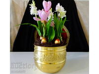 Vază aurită din alamă cu aranjament de flori artificiale