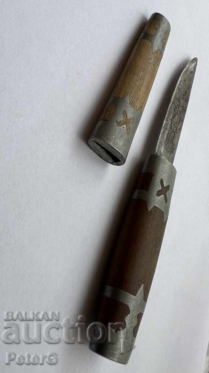Licitație Cuțit lucrat manual, cu mâner din lemn și aplicații metalice Licitație Cuțit lucrat manual, cu mâner din lemn și aplicații metalice