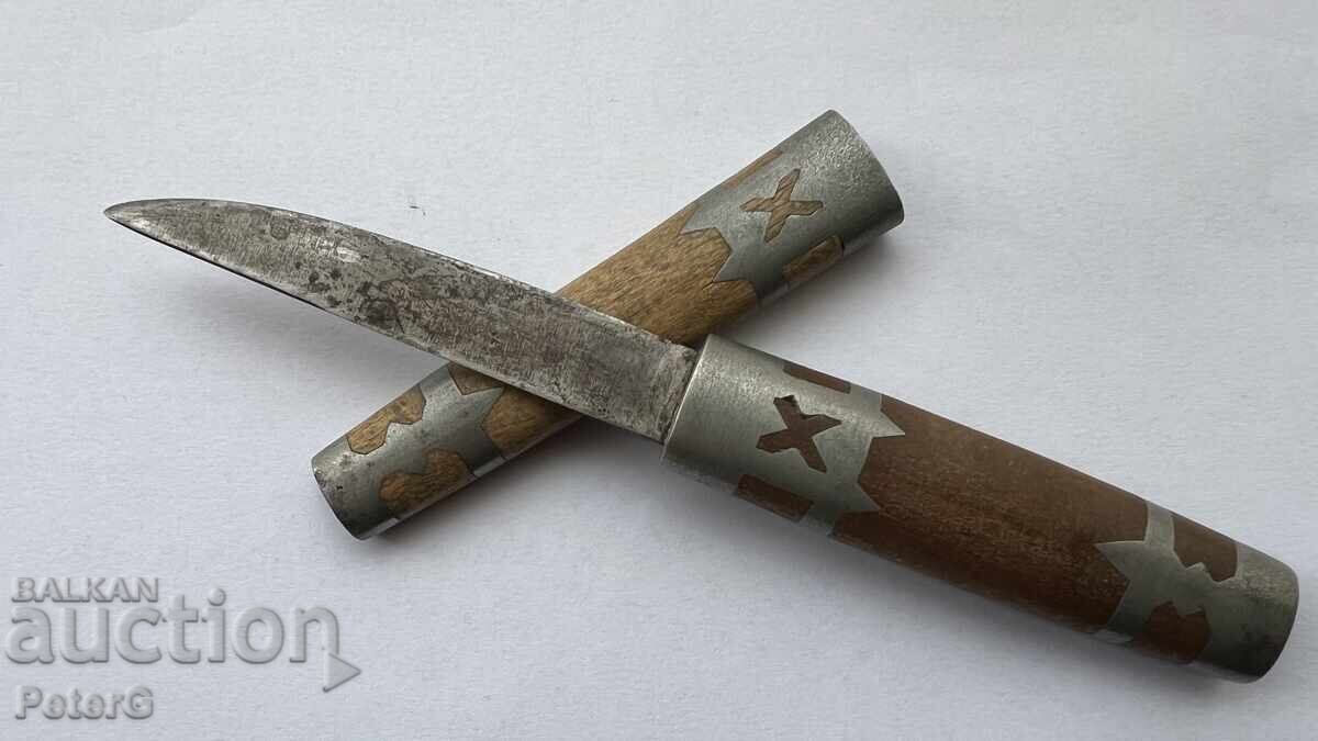 Livrarea Cuțit lucrat manual, cu mâner din lemn și aplicații metalice Livrarea Cuțit lucrat manual, cu mâner din lemn și aplicații metalice