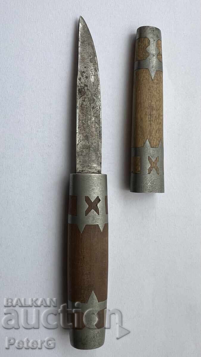 Cuțit lucrat manual, cu mâner din lemn și aplicații metalice Cuțit lucrat manual, cu mâner din lemn și aplicații metalice