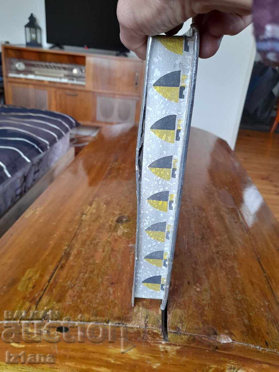 Доставка на Стара кутия от шоколадови бонбони Средец