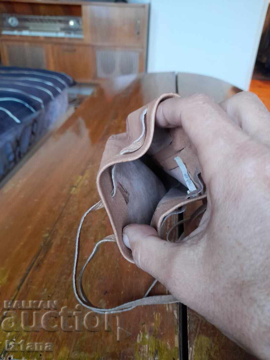 Стара кожена кесия с цена € 22.00 | 43.03 лв. Стара кожена кесия с цена € 22.00 | 43.03 лв.