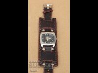 FOSSIL QUARTZ RARE I DON'T KNOW IF IT WORKS BZC !!!!