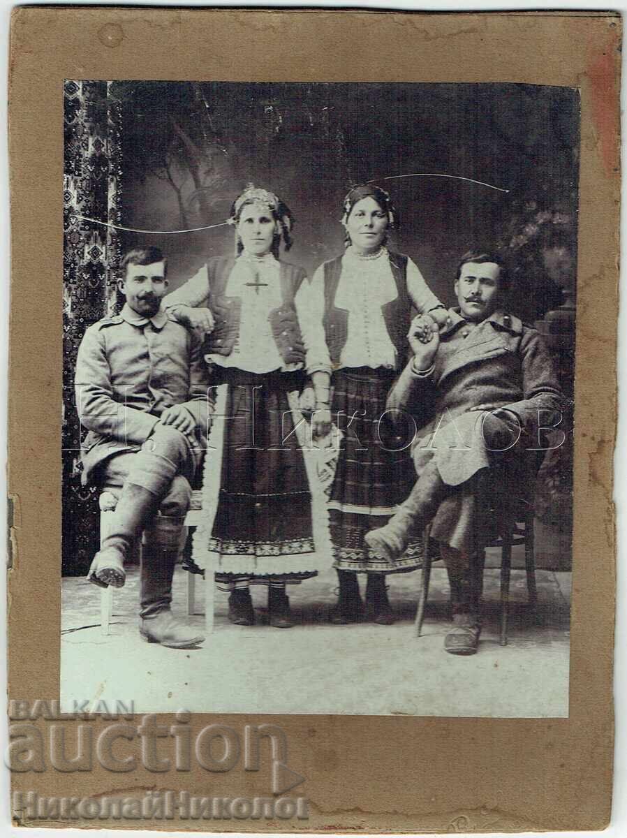 OLD PHOTO CARDBOARD SOLDIERS AND WOMEN IN FOLK COSTUMES E744