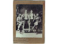 ΠΑΛΙΑ ΦΩΤΟΓΡΑΦΙΑ ΧΑΡΤΟΝΕΝΙΟΙ ΣΤΡΑΤΙΩΤΕΣ ΚΑΙ ΓΥΝΑΙΚΕΣ ΜΕ ΛΑΪΚΕΣ ΦΟΡΕΣΙΕΣ Ε744