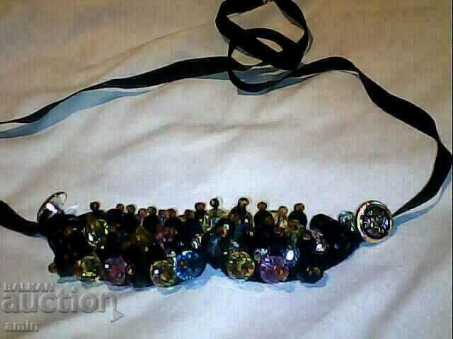 ένα όμορφο κρυστάλλινο κολιέ είναι μια χάντρα κοστουμιού με τιμή € 5.00 | 9.78 BGN