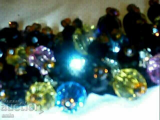 Δημοπρασία ένα όμορφο κρυστάλλινο κολιέ είναι μια χάντρα κοστουμιού