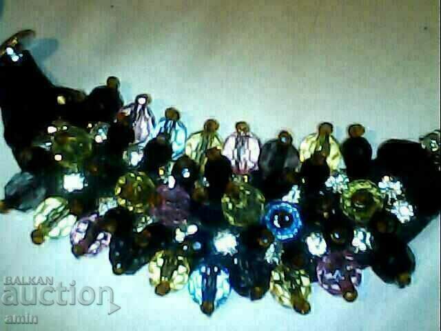 Παράδοση ένα όμορφο κρυστάλλινο κολιέ είναι μια χάντρα κοστουμιού