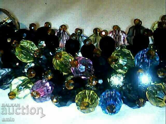 ένα όμορφο κρυστάλλινο κολιέ είναι μια χάντρα κοστουμιού - 5