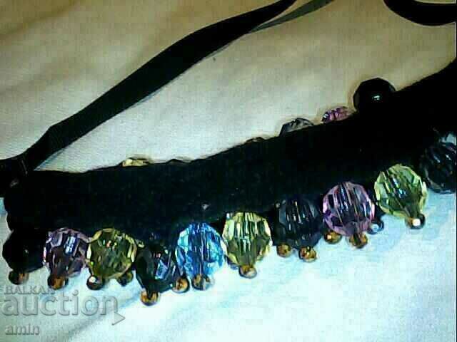 ένα όμορφο κρυστάλλινο κολιέ είναι μια χάντρα κοστουμιού - 6