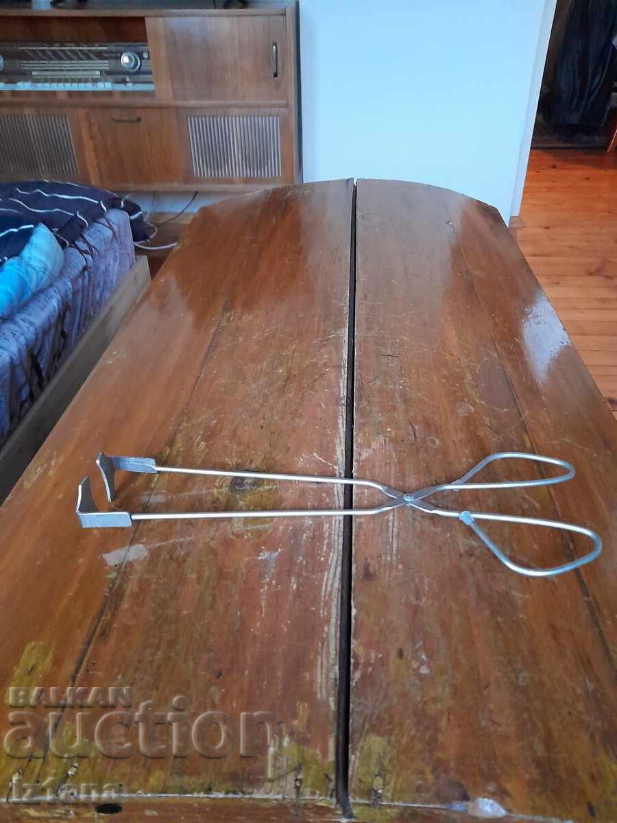 Clești vechi, un dispozitiv pentru îndepărtarea borcanelor Clești vechi, un dispozitiv pentru îndepărtarea borcanelor