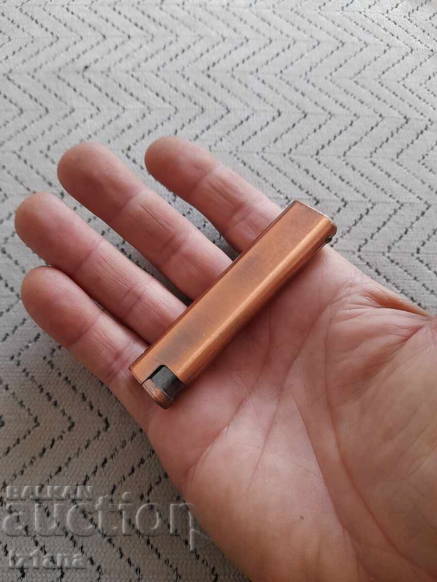 Auction An old Marlboro lighter Auction An old Marlboro lighter