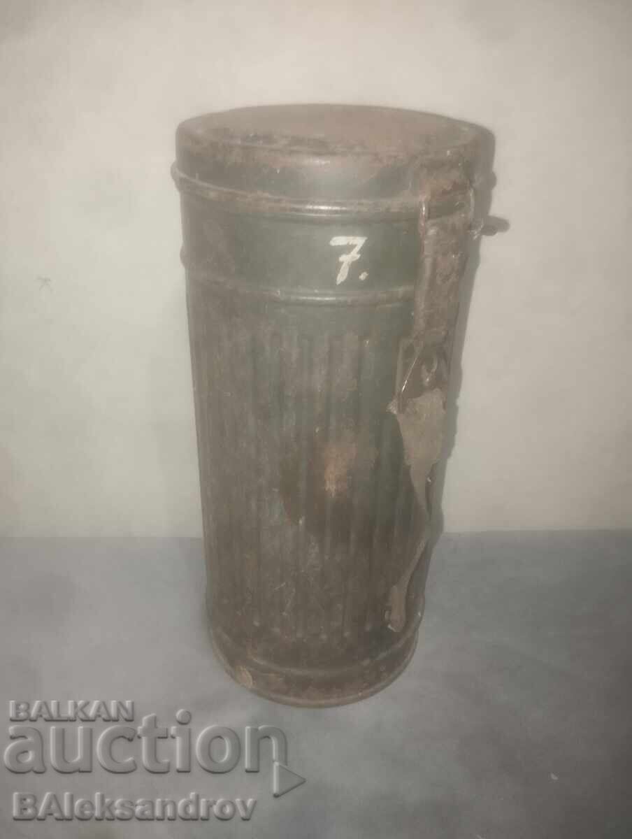 Παλιό μεταλλικό κουτί από μάσκα αερίου