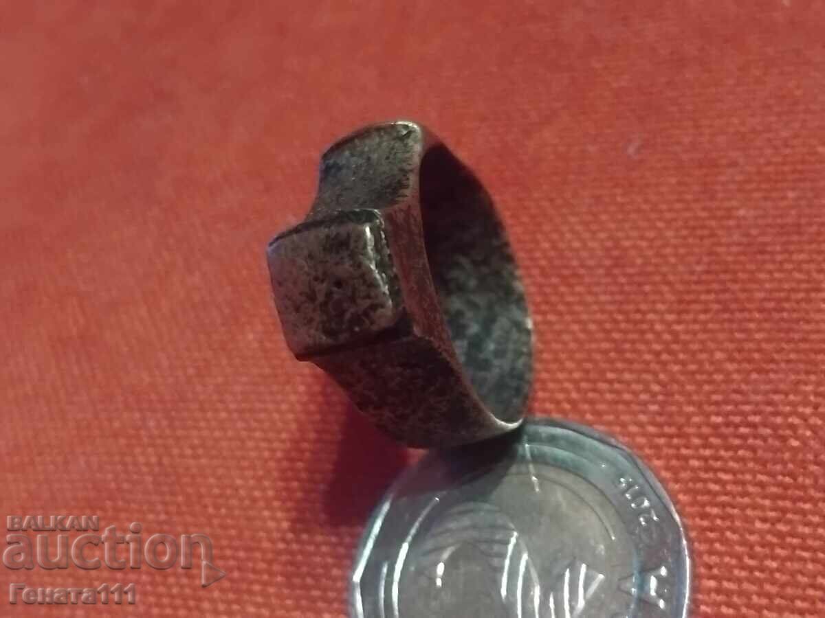 Inel vechi bronz alamă cu preț € 60.00 | 117.35 BGN
