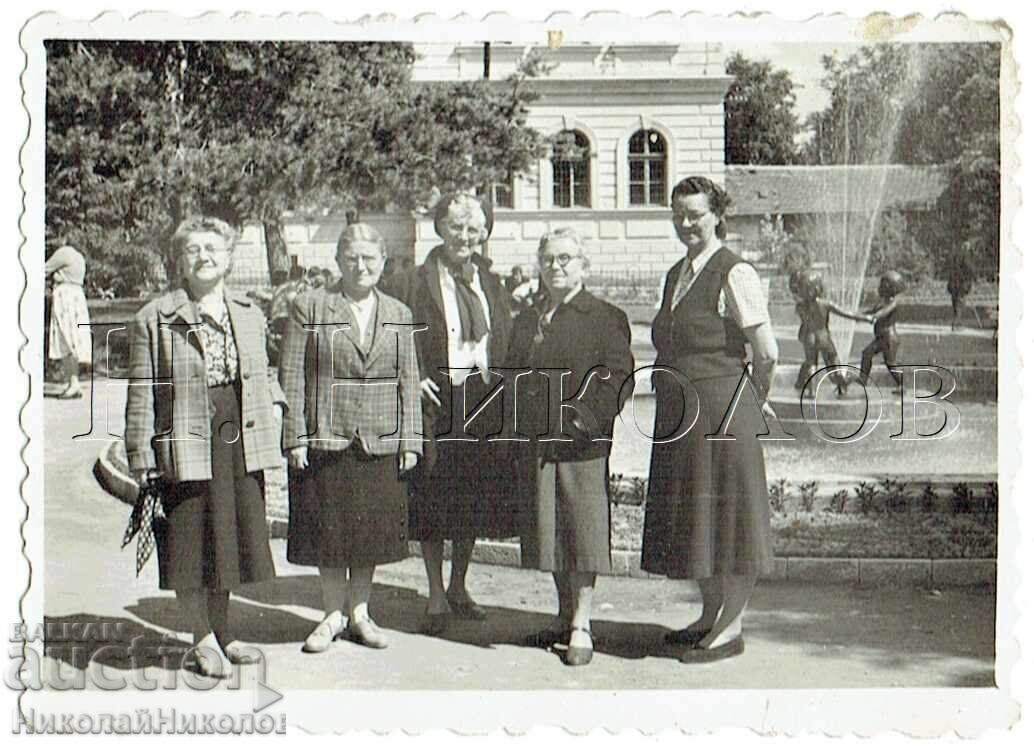 1958 FOTOGRAFIE MICĂ VECHE KIUSTENDIL TURIȘTI E750
