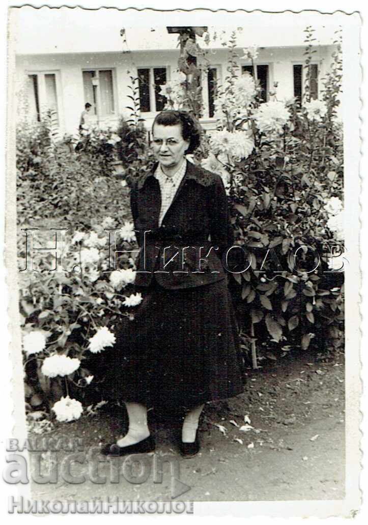 FOTOGRAFIE VECHE MICĂ, KUSTENDIL, FEMEIE ÎN GRĂDINĂ E751 FOTOGRAFIE VECHE MICĂ, KUSTENDIL, FEMEIE ÎN GRĂDINĂ E751