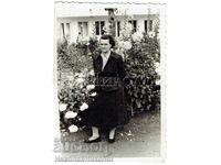 ΜΙΚΡΗ ΠΑΛΙΑ ΦΩΤΟΓΡΑΦΙΑ ΚΙΟΥΣΤΕΝΔΙΛ ΓΥΝΑΙΚΑ ΣΕ ΚΗΠΟ E751