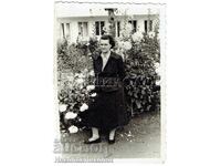 FOTOGRAFIE VECHE MICĂ, KUSTENDIL, FEMEIE ÎN GRĂDINĂ E751