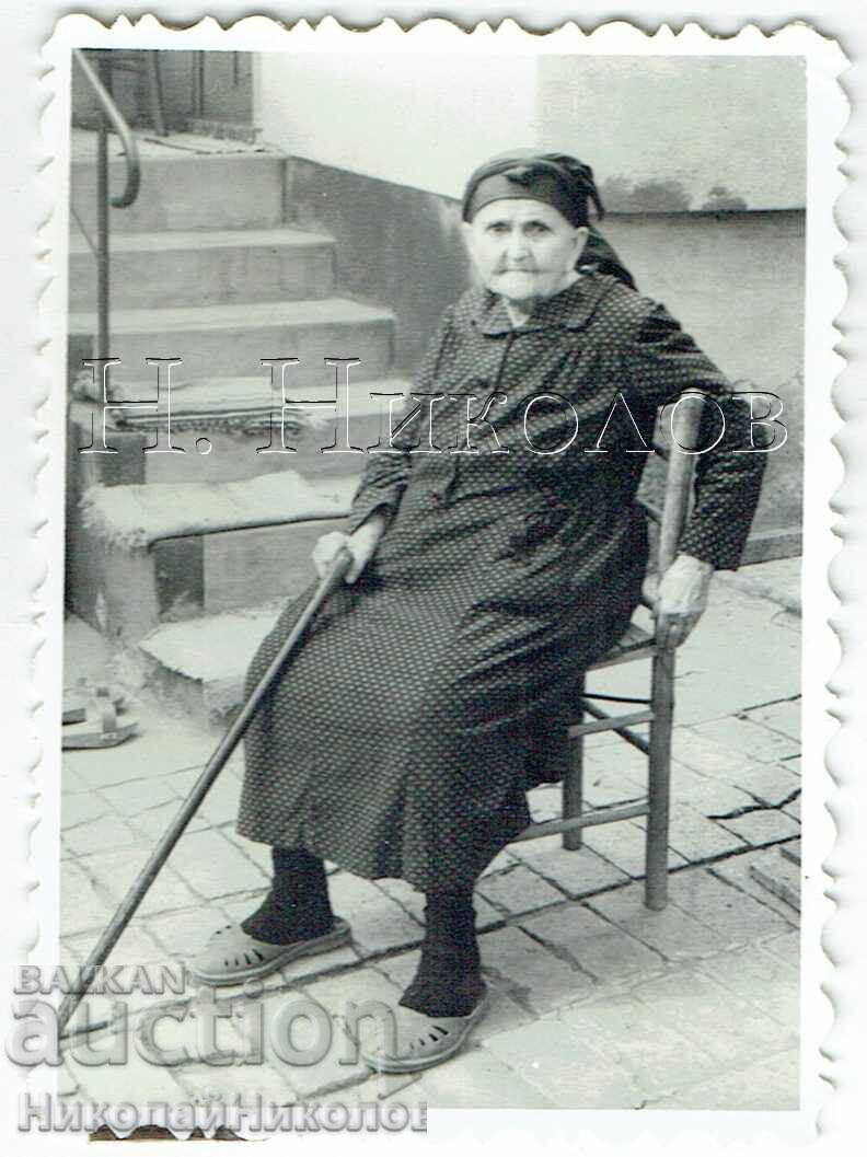 МАЛКА СТАРА СНИМКА БАБА С БАСТУН Е755